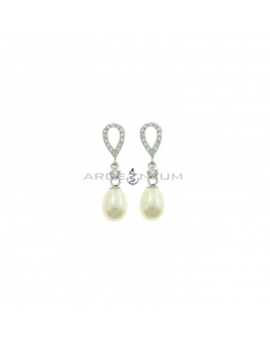 Orecchini pendenti con attacco sagoma goccia zirconata bianca, punto luce e perla ovale placcati oro bianco in argento 925