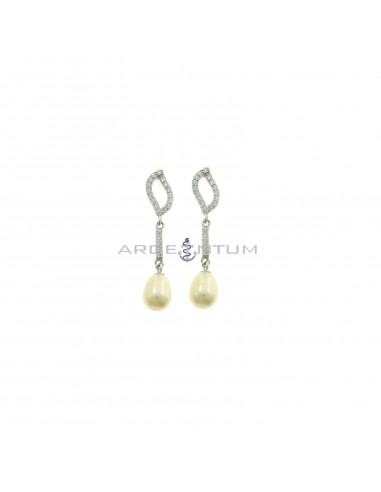 Orecchini pendenti con attacco sagoma foglia zirconata bianca, segmento rigido zirconato e perla ovale placcati oro bianco in argento 925