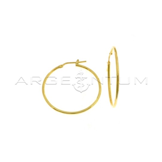 Orecchini a cerchio tubolare ø 33 mm con chiusura a scattino placcati oro giallo in argento 925