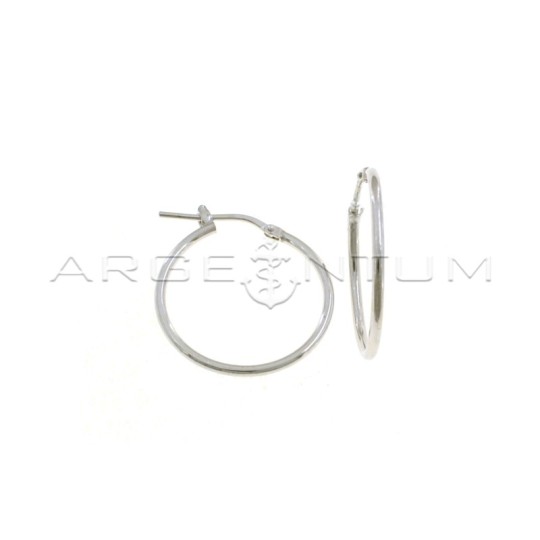 Orecchini a cerchio tubolare ø 22 mm con chiusura a scattino placcati oro bianco in argento 925