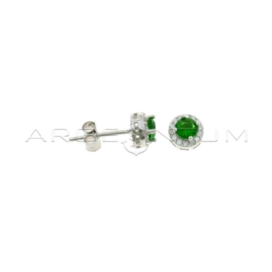 Orecchini al lobo da ø 6 mm con zircone centrale tondo verde in cornice di zirconi bianchi placcati oro bianco in argento 925