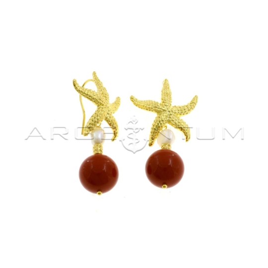 Orecchini pendenti con attacco ad amo stella marina microfusa, perla barocca, pepita martellata e sfera in pasta di corallo plac