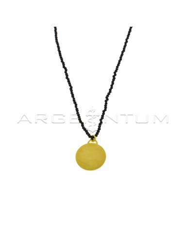 Collarino di zirconi faccettati neri con medaglia tonda a lastra pendente placcato oro giallo in argento 925