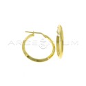 Orecchini a cerchio a sezione triangolare da ø 24 mm con chiusura a ponte placcati oro giallo in argento 925