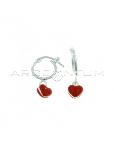 Tubular hoop earrings with bridge closure and paired red enameled pendant heart in 925 silver