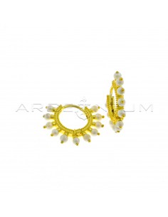 Dotted hoop earrings with pearls with yellow gold plated snap closure in 925 silver