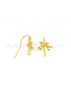 Attacchi per orecchini ad amo ramo di corallo puntinato con maglia centrale aperta placcati oro giallo in argento 925