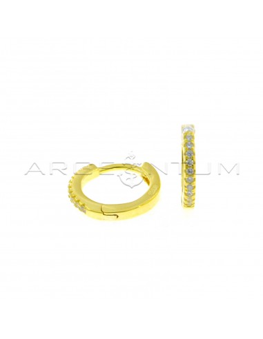 Orecchini a cerchio da ø 15 mm a sezione quadrata semizirconati bianchi con chiusura a scattino placcati oro giallo in argento 925