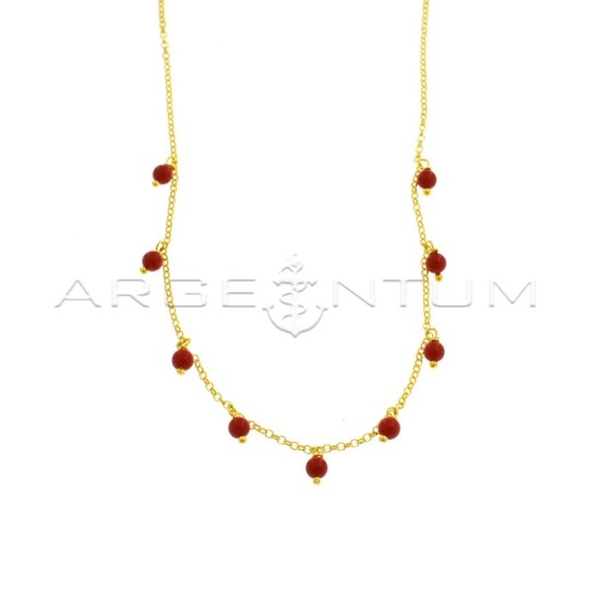 Collana maglia rolò diamantata con sfere pendenti in pasta di corallo placcata oro giallo in argento 925
