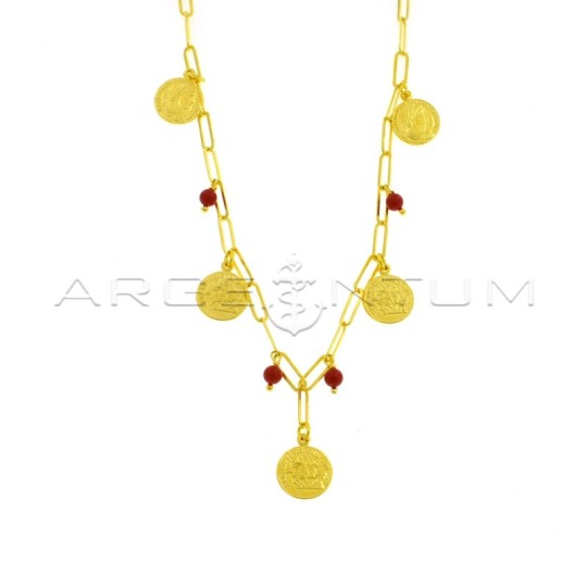Collana maglia biscotto con monete accoppiate e incise e sfere in pasta di corallo pendenti placcata oro giallo in argento 925