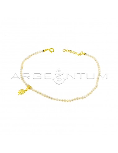 Cavigliera di perle coltivate in acqua dolce con pepita martellata laterale con quadrifoglio pendente con punto luce placcata oro giallo in argento 925