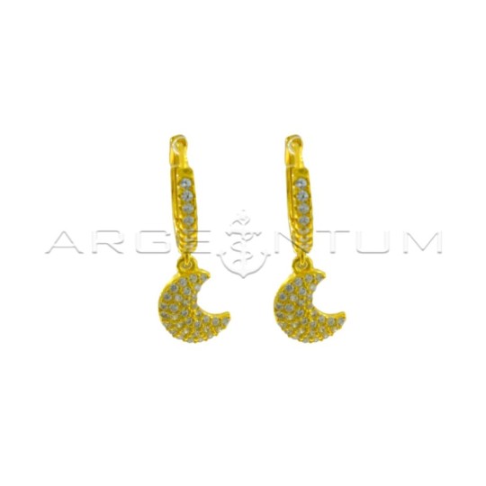 Orecchini a cerchio con zirconi bianchi, chiusura a scattino e luna pendente a pavè di zirconi bianchi placcati oro giallo in ar