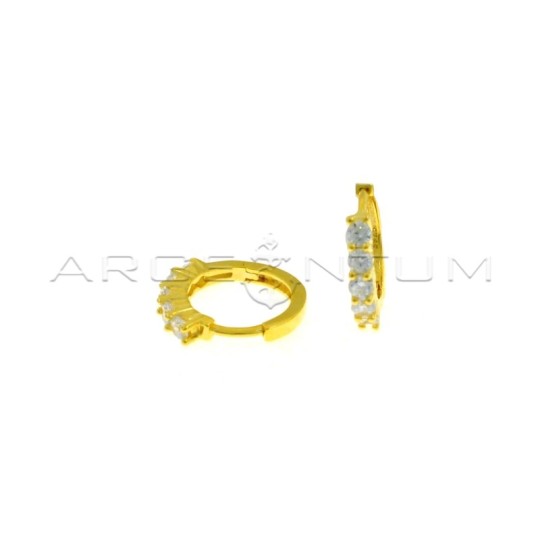 Orecchini a cerchio da ø 15 mm con 5 zirconi bianchi e chiusura a scattino placcati oro giallo in argento 925