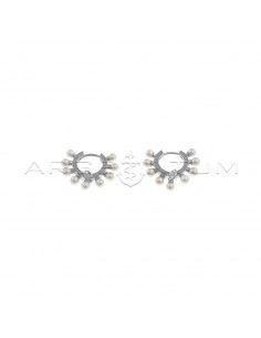 Dotted hoop earrings with pearls, central pendant pearl and white gold plated snap closure in 925 silver