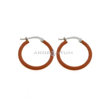 Orecchini a cerchio con chiusura a scattino smaltato arancione placcati oro bianco in argento 925