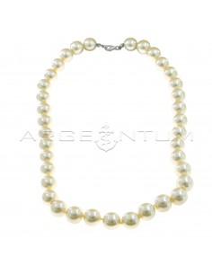 Collana di perle da ø 12 mm infilata a nodini con terminali e moschettone placcati oro bianco in argento 925 (Lunghezza 45 cm)