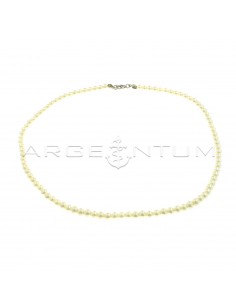Collana di perle da ø 4 mm con terminali e moschettone placcati oro bianco in argento 925 (Lunghezza 38 cm)