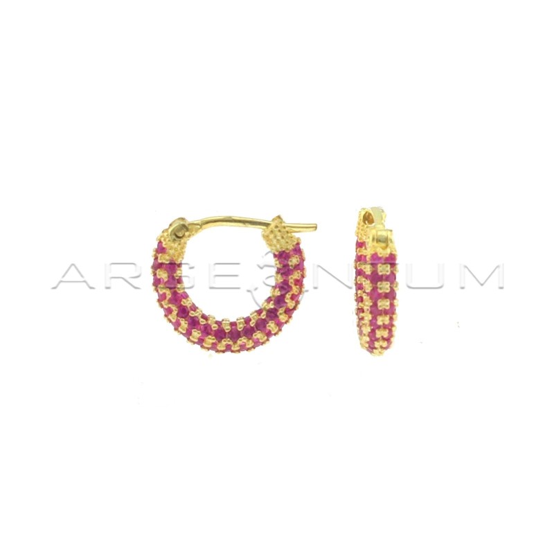 Orecchini a cerchio tubolare zirconato fucsia con chiusura a ponte placcati oro giallo in argento 925