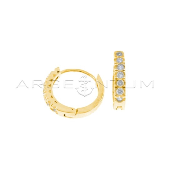 Orecchini a cerchio con zirconi bianchi con chiusura a scattino placcati oro giallo in argento 925