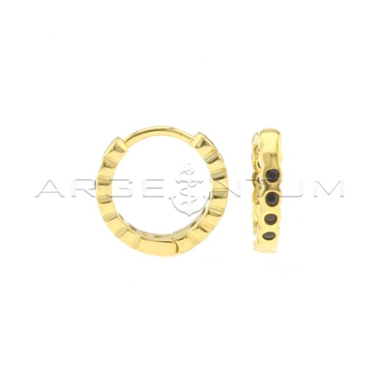 Orecchini a cerchio ø 14 mm con zirconi neri a cipollina e chiusura a scattino placcati oro giallo in argento 925