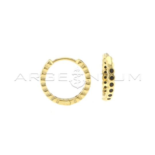 Orecchini a cerchio ø 16 mm con zirconi neri a cipollina e chiusura a scattino placcati oro giallo in argento 925