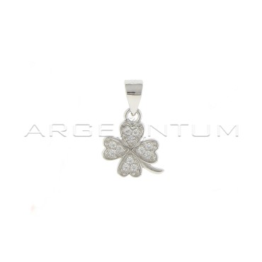 Ciondolo quadrifoglio a pavè di zirconi bianchi con gambo lucido placcato oro bianco in argento 925