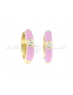 Orecchini a cerchio smaltato rosa con zircone bianco e chiusura a scattino placcati oro giallo in argento 925
