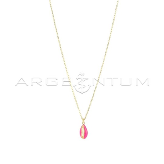 Collana maglia forzatina con ciondolo conchiglia bombata, incisa, traforata e smaltata fucsia placcata oro giallo in argento 925