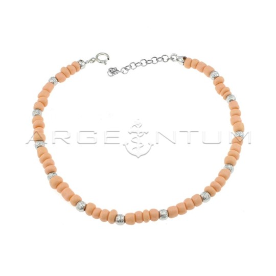 Cavigliera con tubetti in resina rosa cipria e sfere diamantate placcata oro bianco in argento 925