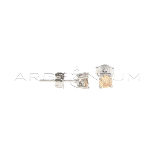 Light point earrings with 4-prong 4 mm yellow zircon. on a white gold plated base in 925 silver