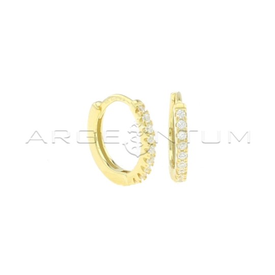 Orecchini a cerchio ø 13 mm semizirconati bianchi con chiusura a scattino placcati oro giallo in argento 925