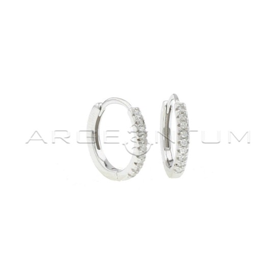 Orecchini a cerchio ø 15 mm semizirconati bianchi con chiusura a scattino placcati oro bianco in argento 925