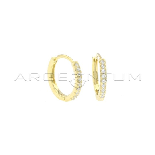 Orecchini a cerchio ø 15 mm semizirconati bianchi con chiusura a scattino placcati oro giallo in argento 925
