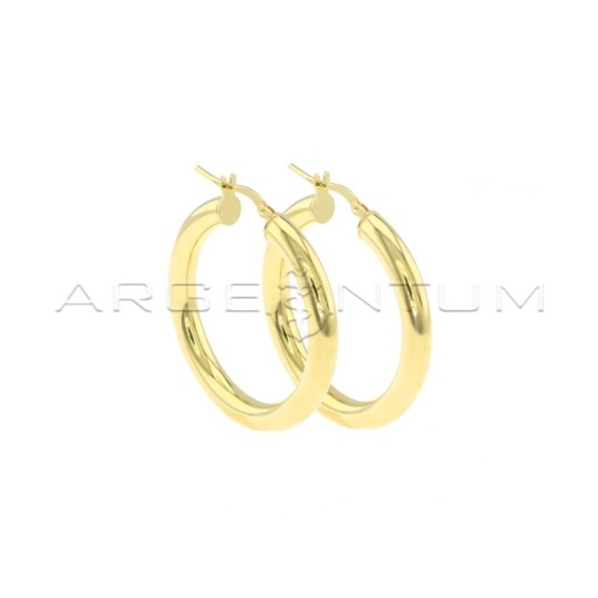 Orecchini a cerchio canna bombata ø 30 mm con chiusura a scattino placcati oro giallo in argento 925