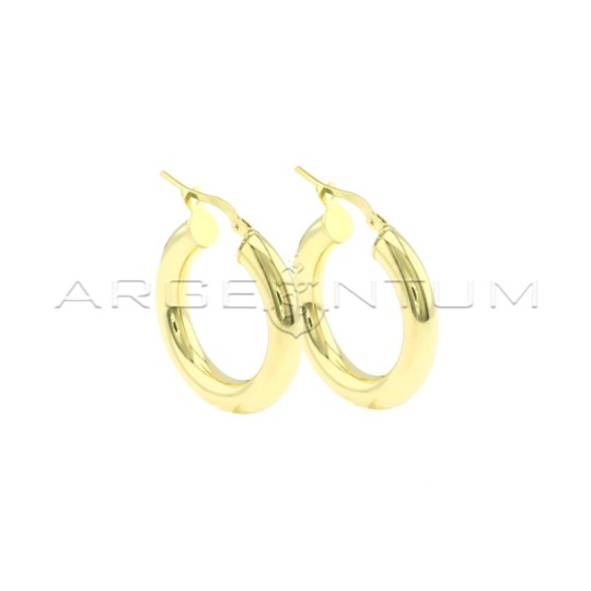 Orecchini a cerchio canna tubolare ø 23 mm con chiusura a scattino placcati oro giallo in argento 925