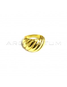 Rounded band ring with wavy...