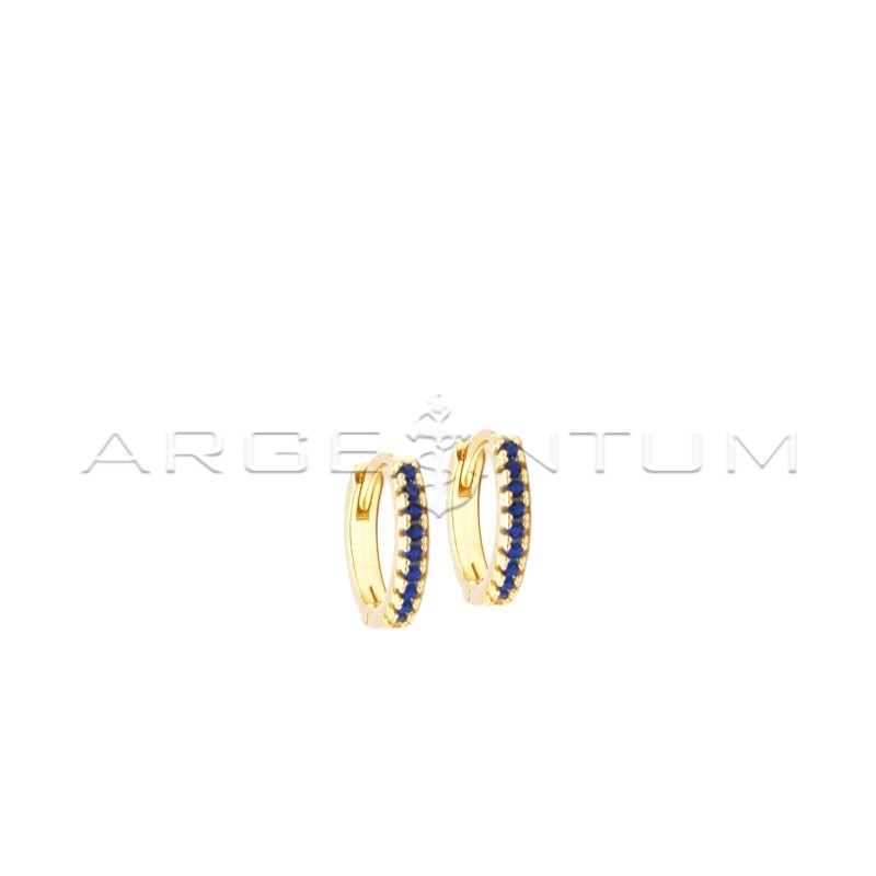 Orecchini a cerchio zirconati blu con chiusura a scattino placcati oro giallo in argento 925