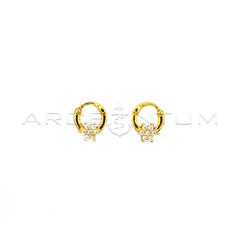 Hoop earrings with yellow gold plated white zircon central flower in 925 silver