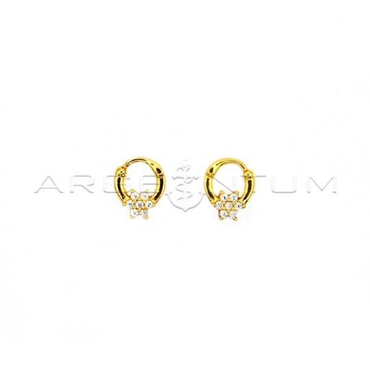 Orecchini a cerchio con fiore centrale zirconato bianco placcato oro giallo in argento 925