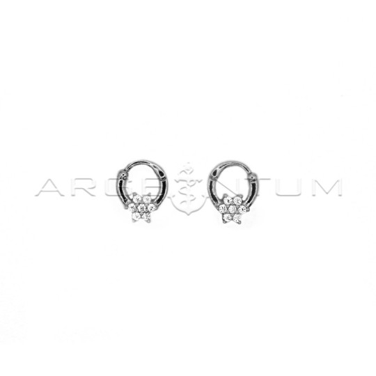Orecchini a cerchio con fiore centrale zirconato bianco placcato oro bianco in argento 925