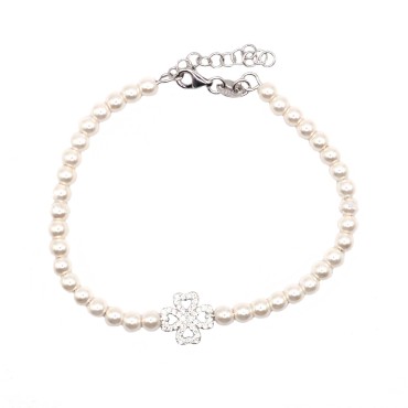 Bracciale di perle con sagoma quadrifoglio centrale zirconato bianco placcato oro bianco in argento 925