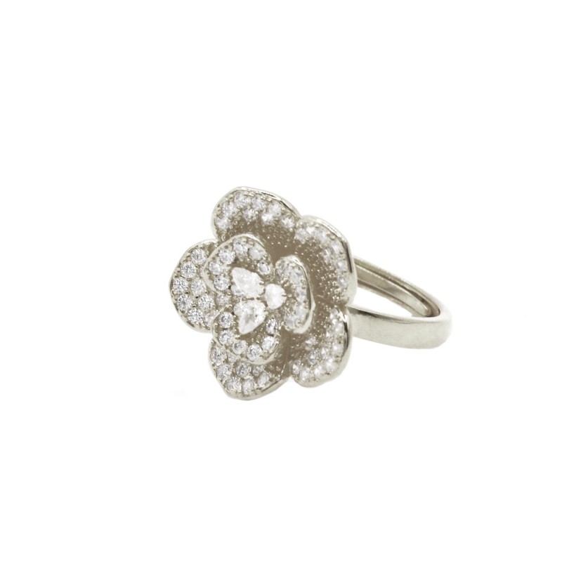 Anello camelia zirconata bianca con tre zirconi centrali bianchi placcato oro bianco in argento 925