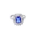 Anello regolabile con pietra rettangolare blu in cornice di zirconi a baguette bianchi placcato oro bianco in argento 925