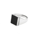 Anello regolabile con quadrato di onice nero in cornice di zirconi bianchi placcato oro bianco in argento 925