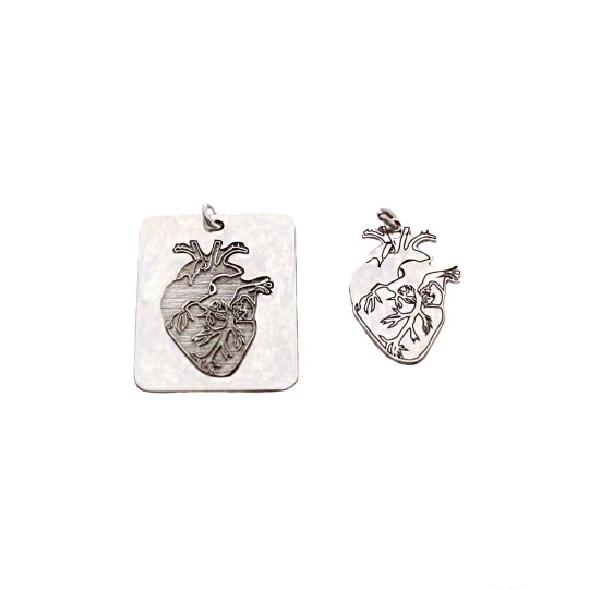 Ciondoli targa e cuore anatomico placcato oro bianco in argento 925 (possibilità di incisione)
