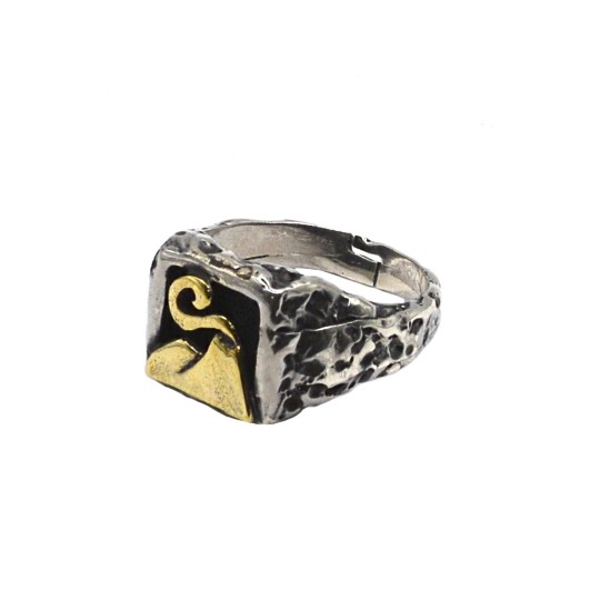 Anello regolabile martellato a scudo quadrato in argento 925 con Vesuvio in bronzo