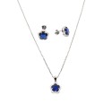 Parure con collana rollò ciondolo e orecchini di zirconi a fiore blu in cornice di zirconi placcato oro bianco argen