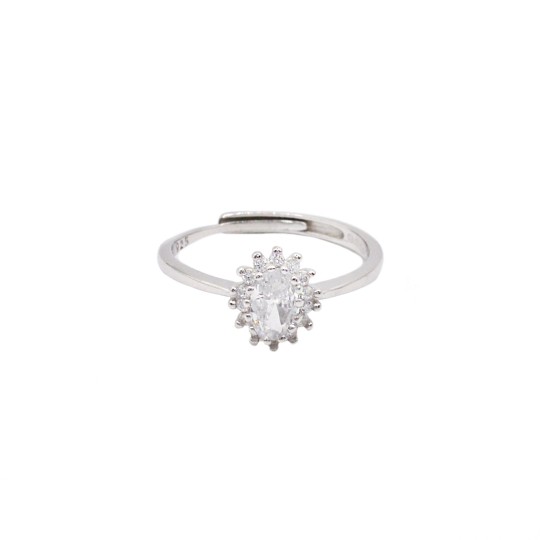 Anello regolabile con pietra ovale bianca in cornice di zirconi bianchi placcato oro bianco in argento 925