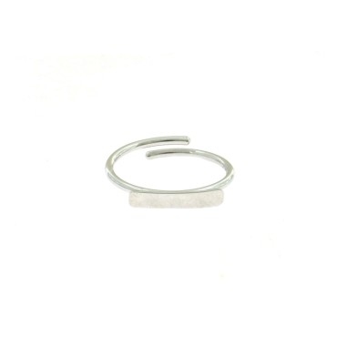 Adjustable tubular ring with white gold plated rectangular plate in 925 silver