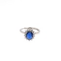 Anello regolabile con pietra ovale blu in cornice di zirconi bianchi a griffe placcato oro bianco in argento 925